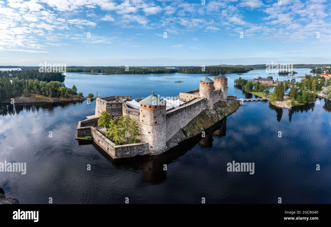 Panorama aérien du château d'Olavinlinna et des lacs environnants à Savonlinna, en Finlande. Banque D'Images