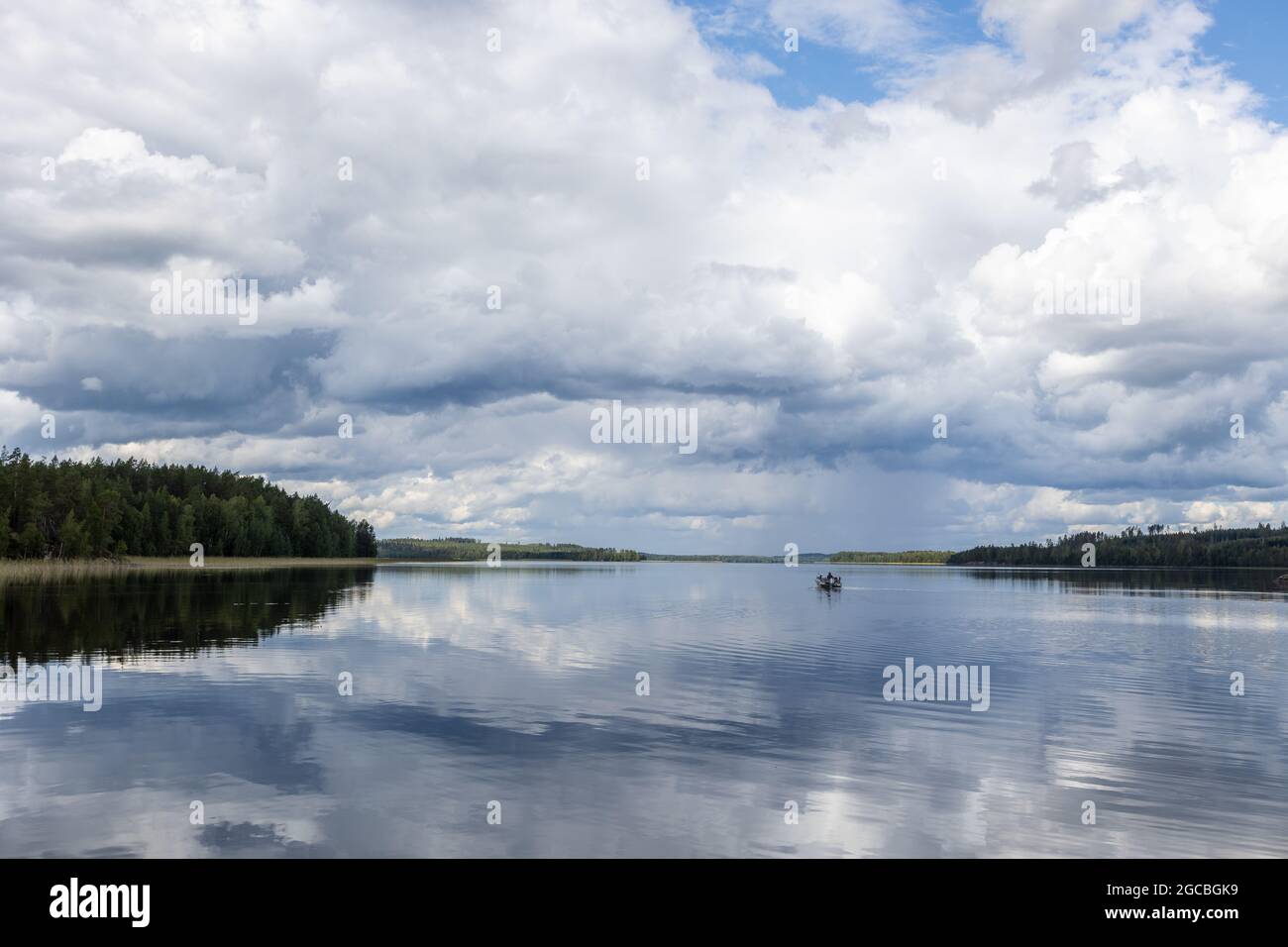 Un bateau dans un lac calme en été en Finlande Banque D'Images