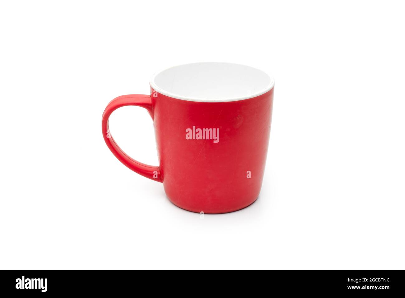 Vieille tasse à café en plastique rouge rayée sur fond blanc isolé Photo  Stock - Alamy