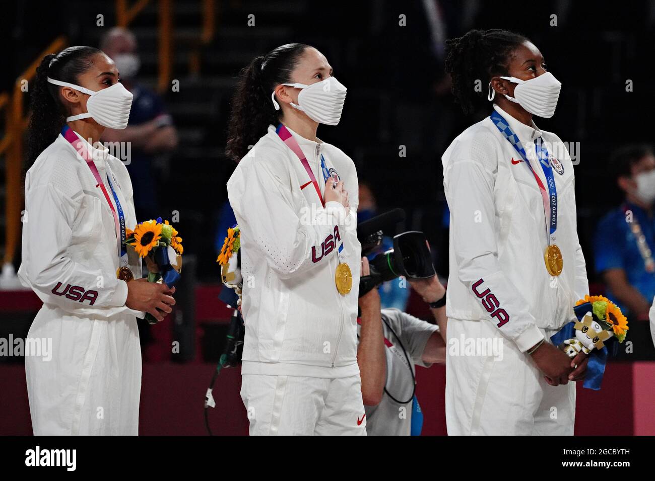 Tokyo, Japon. 08 août 2021. Des membres de l'équipe féminine de basket-ball des États-Unis se tiennent pour l'hymne national lors de la cérémonie de remise des prix aux Jeux Olympiques de Tokyo, au Japon, le dimanche 8 août 2021. Les États-Unis ont gagné l'or, l'argent du Japon et la France le bronze. Photo de Richard Ellis/UPI crédit: UPI/Alay Live News Banque D'Images