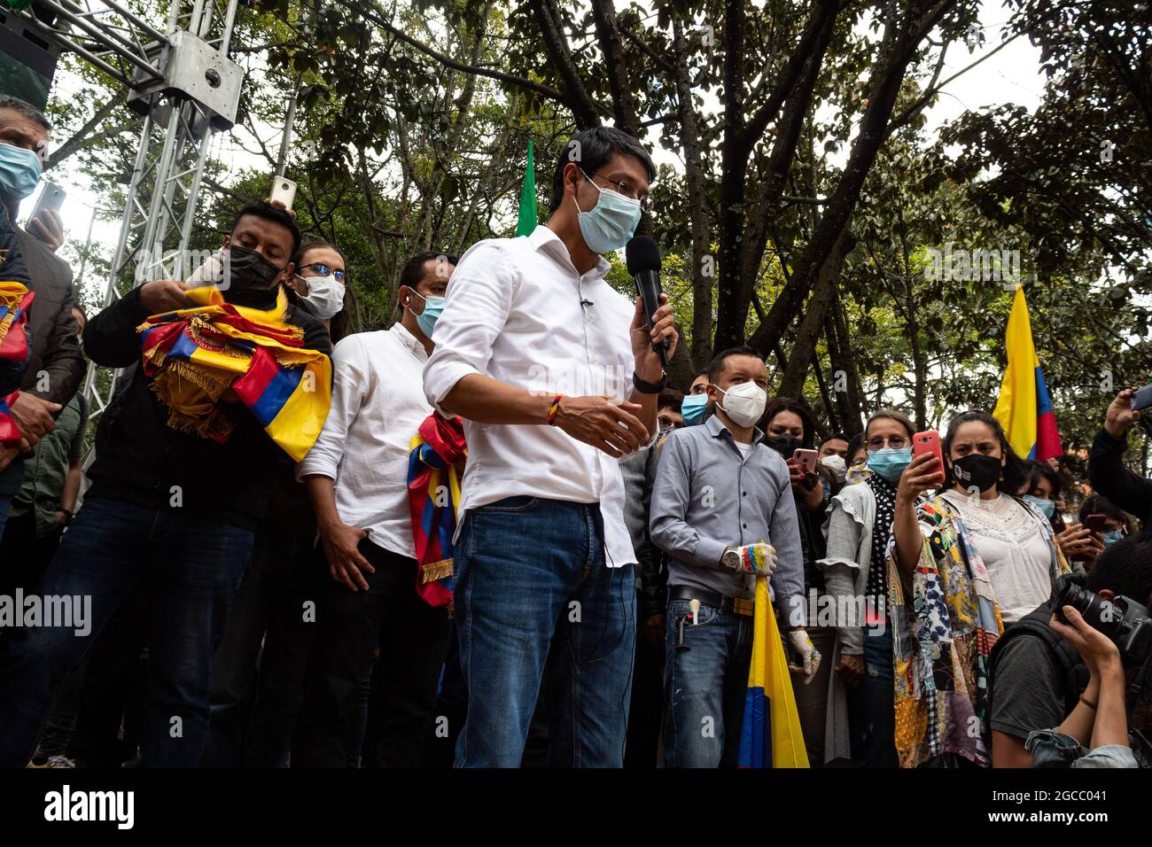 Camilo Romero parle en direct à la presse et aux partisans lors d'un événement qui a annoncé la pré-candidature de Camilo Romero de la coalition politique Alianza Verde à la présidence de la Colombie, le 7 août 2021 à Bogota, Colombie. Banque D'Images