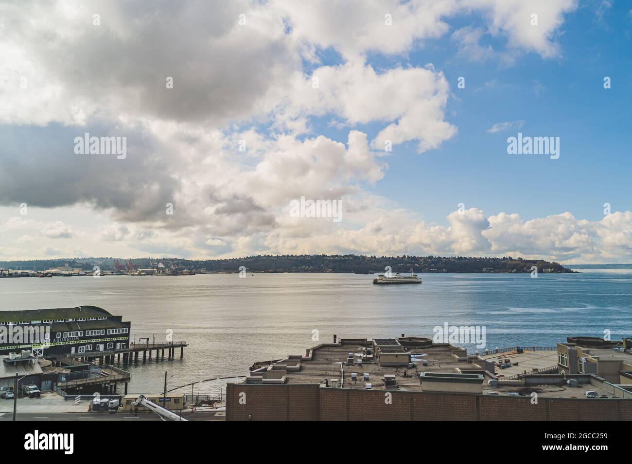 Le Washington Ferry navigue sur Elliot Bay avec l'arrière-plan West Seattle et Cloud Sky Banque D'Images