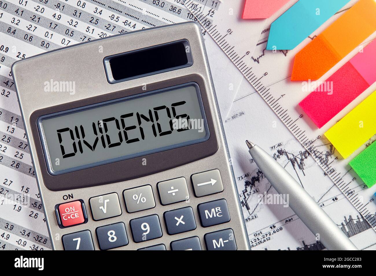 Bureau avec calculatrice affichant le mot dividendes. Part financière ou  revenu dans le concept d'entreprise Photo Stock - Alamy