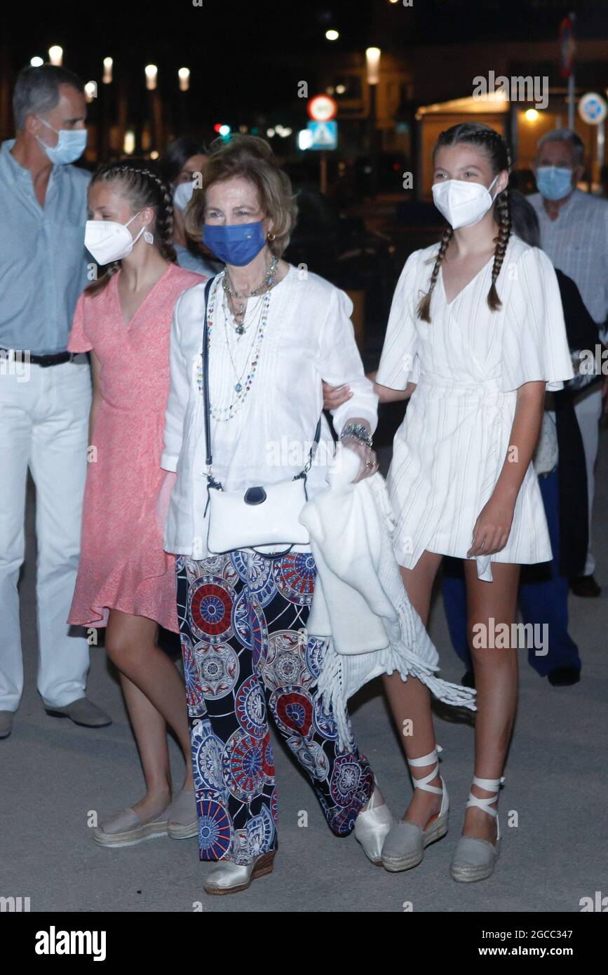 Le roi Felipe, la reine Letizia, la princesse Leonor, la princesse Sofia, la reine Sofia et la princesse Irene de Grèce quittent le restaurant Ola de Mar après un dîner familial à Palma de Majorque, Espagne, le 8 août 2021. Photo par Archie Andrews/ABACAPRESS.COM Banque D'Images