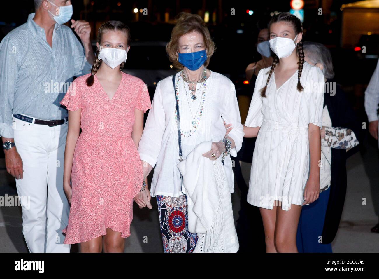 Le roi Felipe, la reine Letizia, la princesse Leonor, la princesse Sofia, la reine Sofia et la princesse Irene de Grèce quittent le restaurant Ola de Mar après un dîner familial à Palma de Majorque, Espagne, le 8 août 2021. Photo par Archie Andrews/ABACAPRESS.COM Banque D'Images