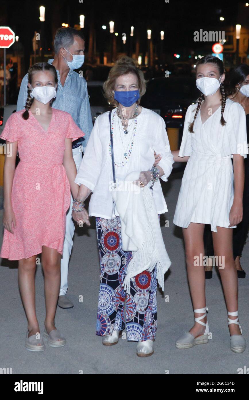 Le roi Felipe, la reine Letizia, la princesse Leonor, la princesse Sofia, la reine Sofia et la princesse Irene de Grèce quittent le restaurant Ola de Mar après un dîner familial à Palma de Majorque, Espagne, le 8 août 2021. Photo par Archie Andrews/ABACAPRESS.COM Banque D'Images