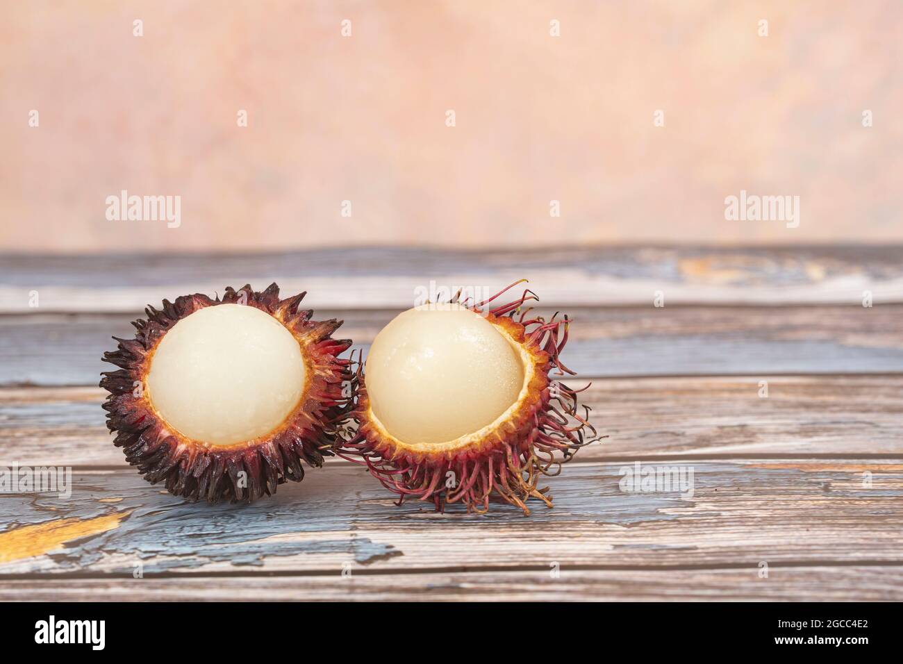 Différences entre le rambutan et le pulasan. La peau du rambutan est mince avec de longs poils fins alors que les pulasan est plus épais mais plus courts. Mise au point sélective Banque D'Images