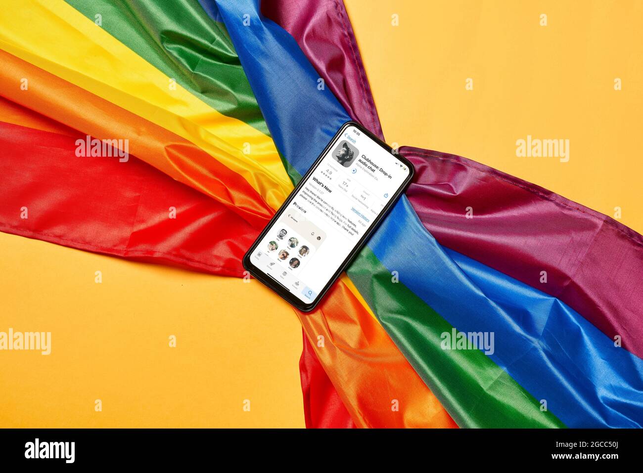Tashkent, Ouzbékistan - 15 février 2021 : célèbre application Clubhouse ouverte dans l'écran de l'iPhone et le drapeau arc-en-ciel LGBTQ Banque D'Images