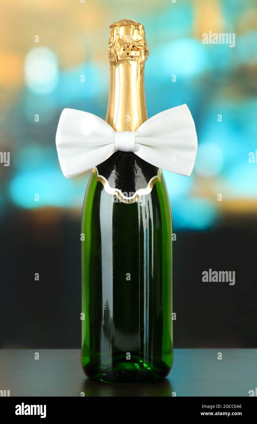 Noeud papillon blanc sur la bouteille de champagne sur fond lumineux Photo  Stock - Alamy