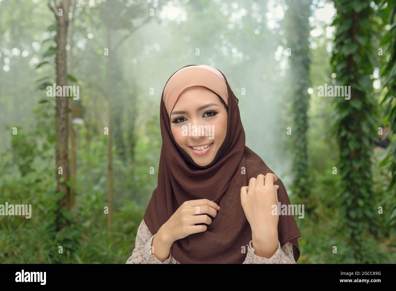 Jeune femme musulmane asiatique dans le sourire du foulard, Portrait de la  femme islamique souriant. Jolie fille musulmane Photo Stock - Alamy