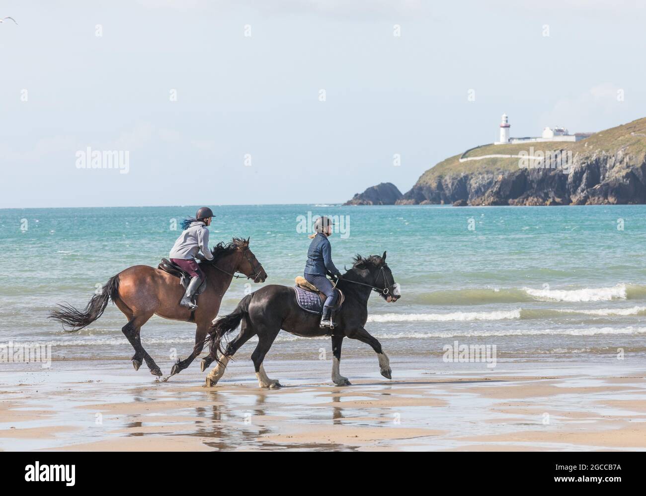 Red Strand, Cork, Irlande. 07e août 2021. Lauren Crowley sur Esmeralda et Shannon McQueen sur Oxbow vont pour un galop tôt le matin sur Red Strand à West Cork, Irlande. - photo; David Creedon / Alamy Live News Banque D'Images