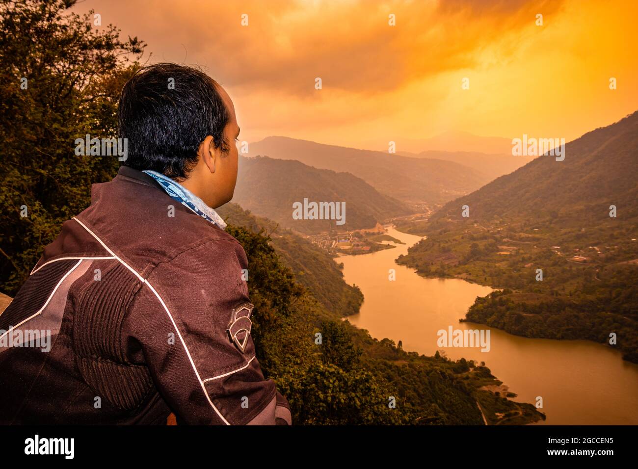 homme regardant la vue naturelle immaculée de la vallée de montagne le matin à partir d'un angle plat image est prise au point de vue de potin ziro arunachal pradesh inde. Banque D'Images
