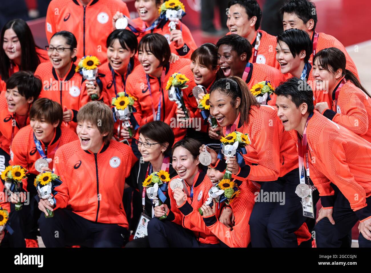 Tokyo, Japon. 8 août 2021. Les médaillés d'argent de Team Japan posent pour une photo de la cérémonie de remise des prix des femmes au basket-ball aux Jeux Olympiques de Tokyo en 2020, à Tokyo, au Japon, le 8 août 2021. Crédit: PAN Yulong/Xinhua/Alay Live News Banque D'Images