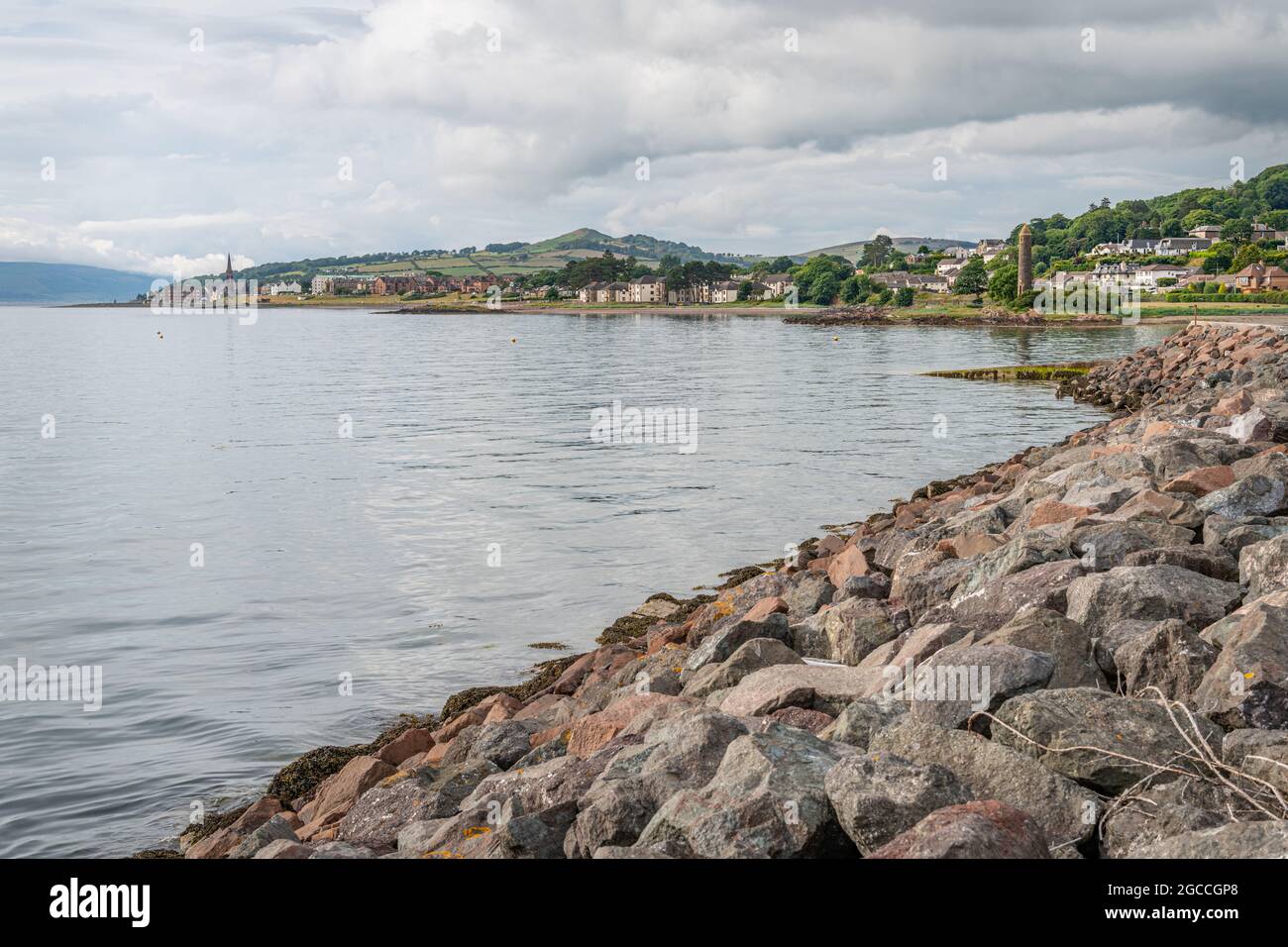 Le front de mer de Largs montrant la bataille de Largs Pencil Monument, Largs, Écosse Banque D'Images