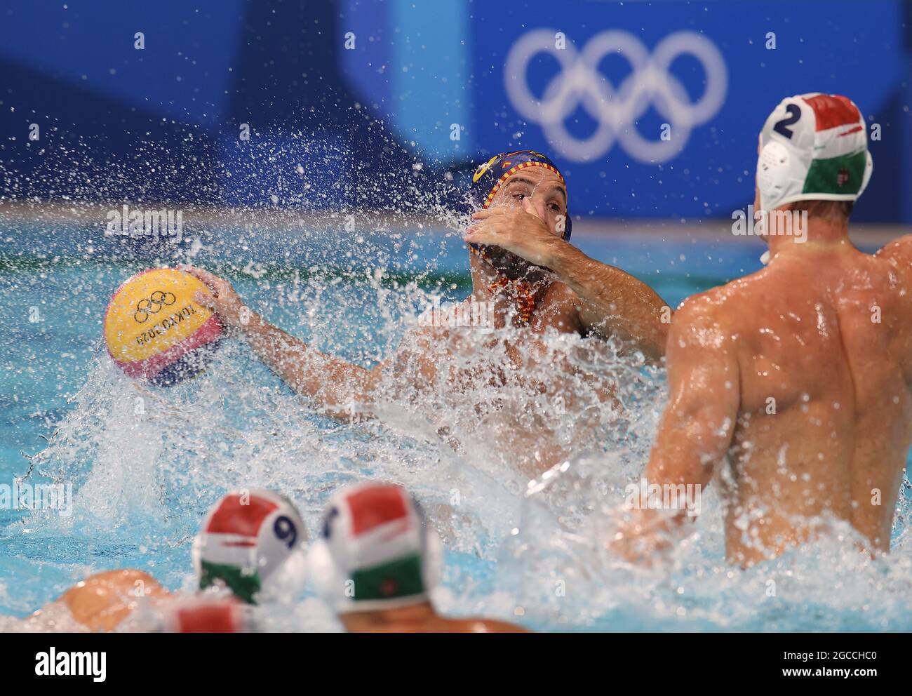 Tokyo, Japon. 8 août 2021. Felipe Perrone Rocha (L) d'Espagne attaque lors du match de médaille de bronze masculin de la compétition de water polo entre la Hongrie et l'Espagne aux Jeux Olympiques de Tokyo en 2020 à Tokyo, Japon, le 8 août 2021. Credit: Ding Xu/Xinhua/Alamy Live News Banque D'Images