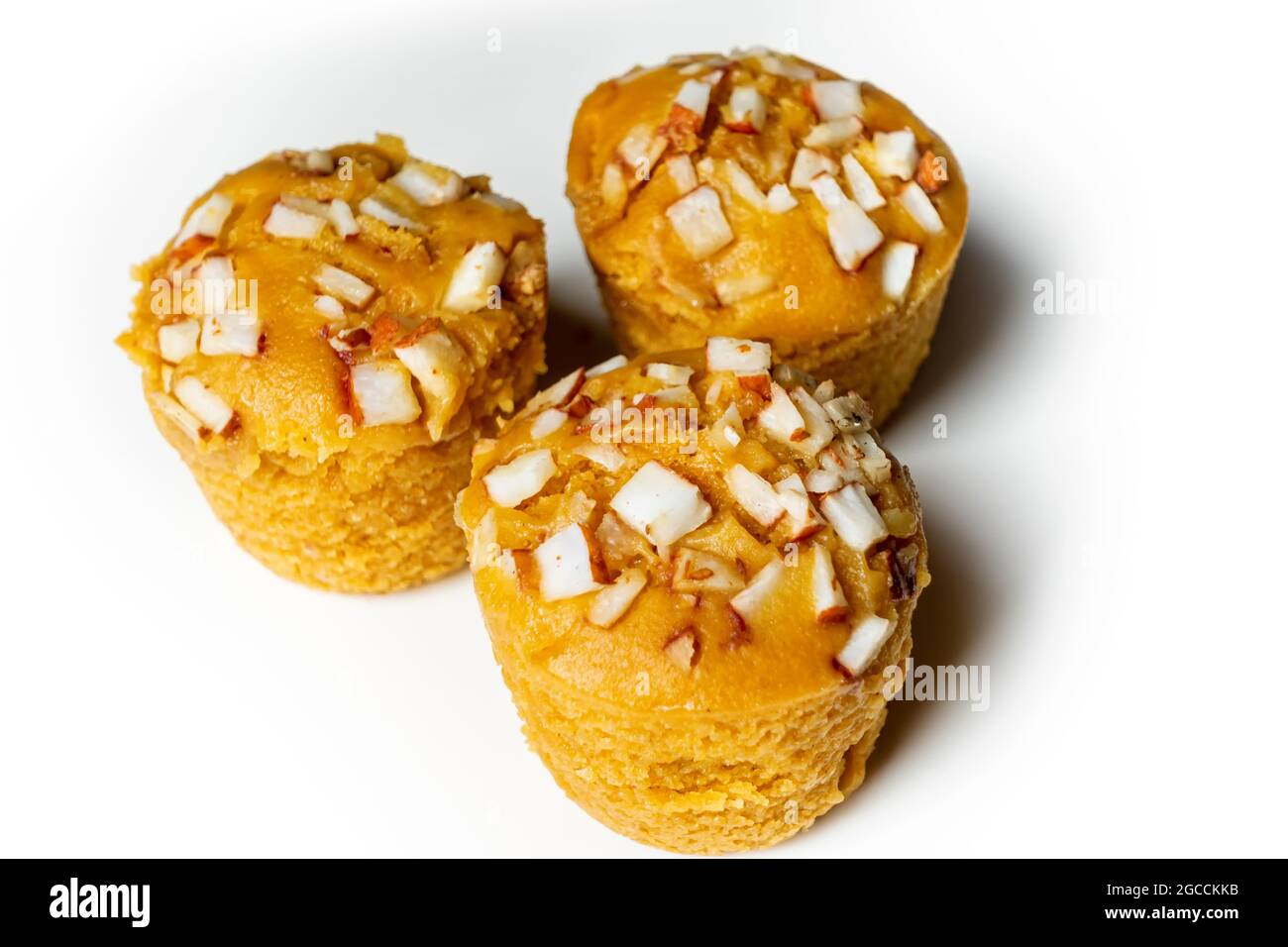 3 Morceaux De Gateau Traditionnel Populaire Et Delicieux Fait Avec Du Jus De Fruits De Palmier Mur Cru Palmyra Gateau Au Palmier Palmyra Cuit A La Vapeur Sur Fond Blanc Isole Photo