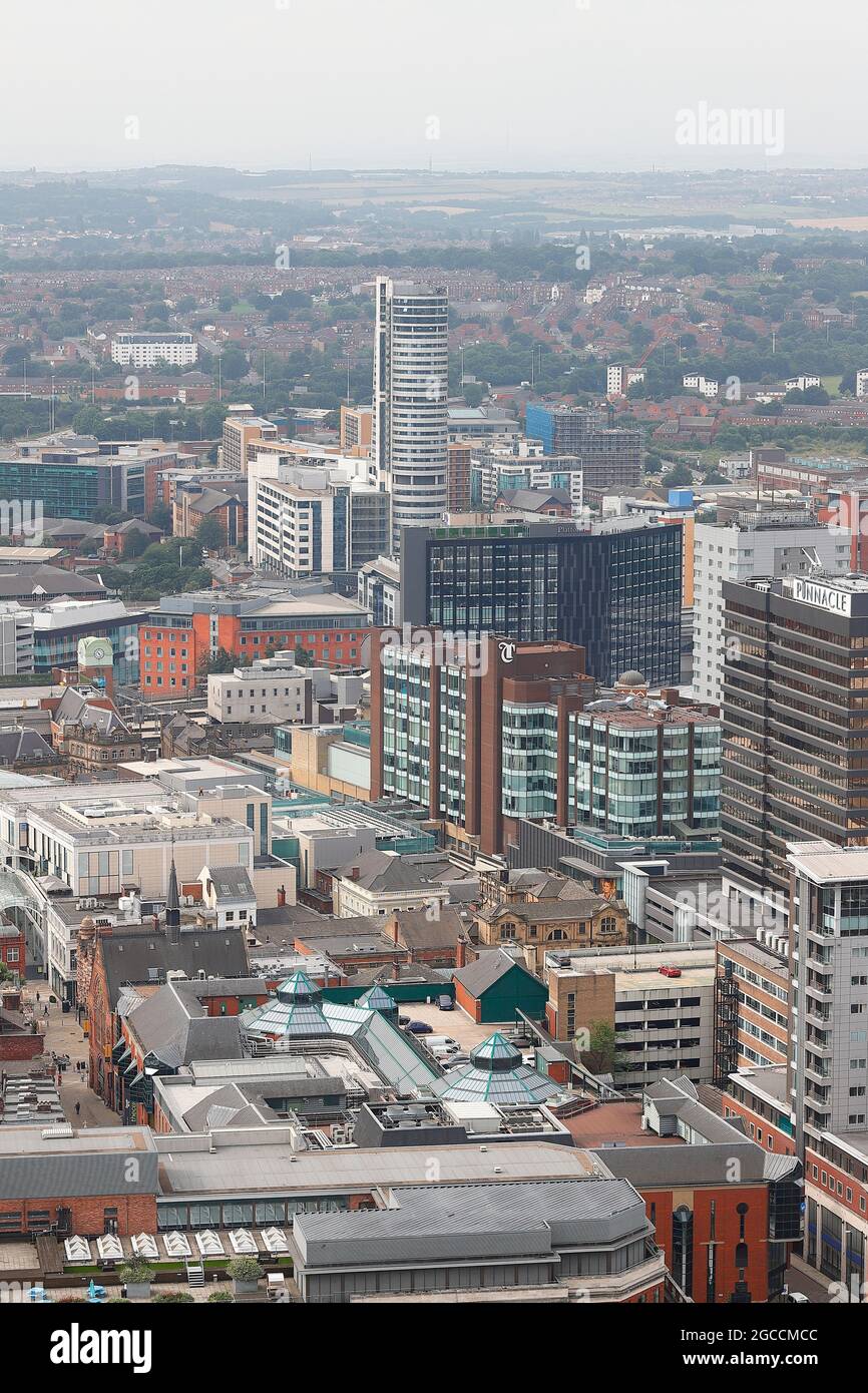 L'une des nombreuses vues sur le centre-ville de Leeds depuis le sommet du plus haut bâtiment du Yorkshire, « Altus House » Banque D'Images