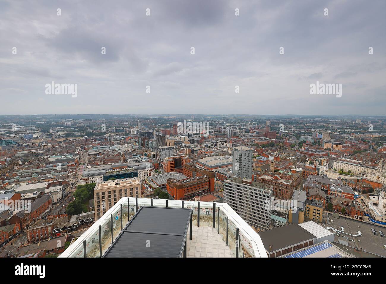 L'une des nombreuses vues sur le centre-ville de Leeds depuis le sommet du plus haut bâtiment du Yorkshire, « Altus House » Banque D'Images