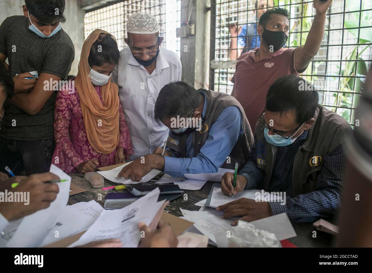 DHAKA, BANGLADESH - AOÛT 4 : des membres de la famille se rassemblent à l'extérieur de l'hôpital du Dhaka Medical College pour recevoir des cadavres de leurs proches qui ont perdu la vie dans un incendie à l'usine de Hashem Foods à Narayanganjs Rupganj, dans la banlieue de Dhaka. Le 4 2021 août, Dhaka, Bangladesh. Crédit : Sazzad Hossain/Eyepix Group/The photo Access Banque D'Images