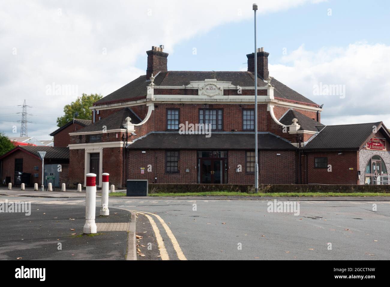 Bâtiment historique de la gare en briques rouges à l'architecture victorienne traditionnelle Banque D'Images