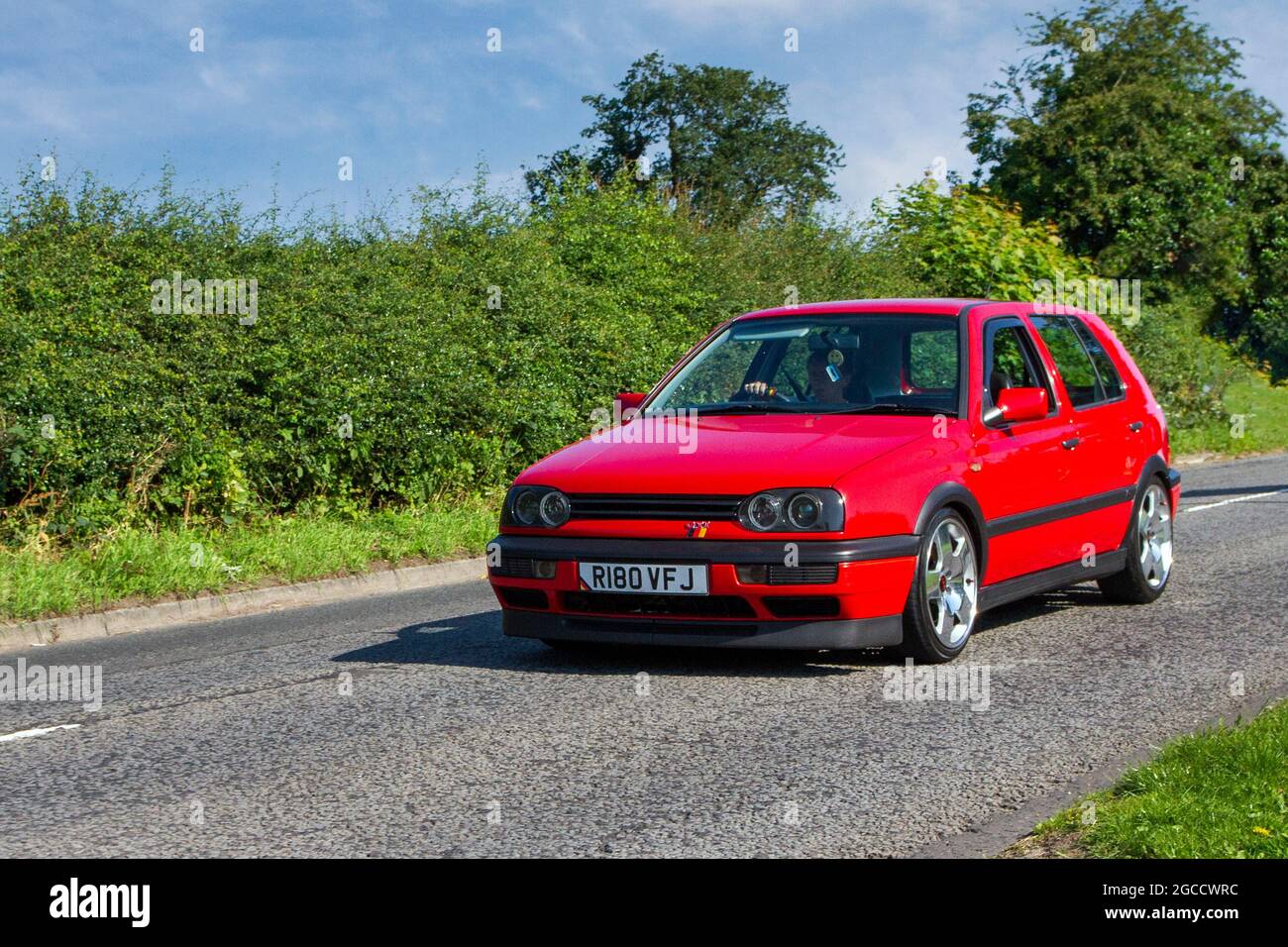 1998 90s années quatre-vingt-dix rouge VW Volkswagen GTI manuelle 5 vitesses 4dr 1984 cc berline essence en route vers Capesthorne Hall Classic de juillet spectacle de voiture, Cheshire, Royaume-Uni Banque D'Images