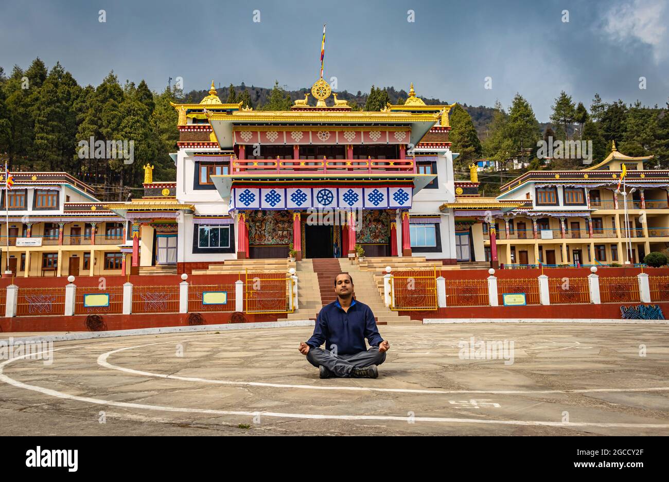 jeune homme méditant en position lotus devant l'ancien monastère à la journée l'image est prise au monastère de bomdila arunachal pradesh inde. Banque D'Images