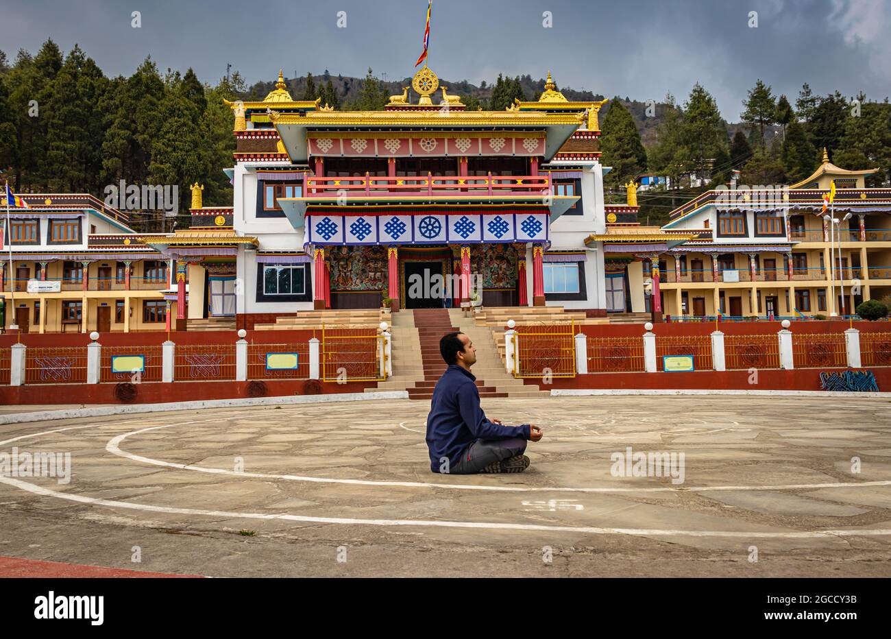 jeune homme méditant en position lotus devant l'ancien monastère à la journée l'image est prise au monastère de bomdila arunachal pradesh inde. Banque D'Images