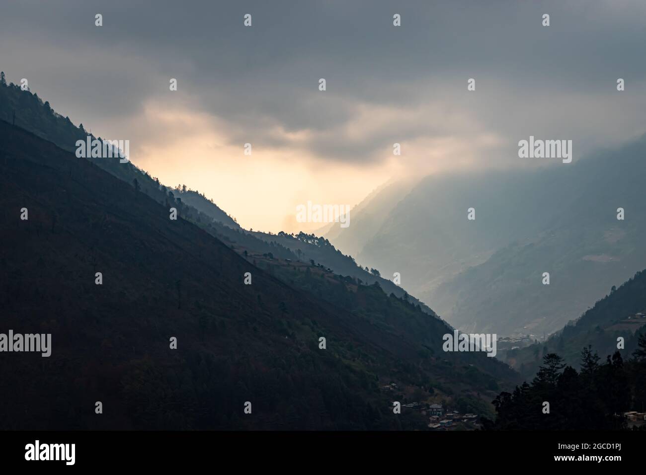 vallée de la montagne avec ciel spectaculaire le matin à angle plat Banque D'Images