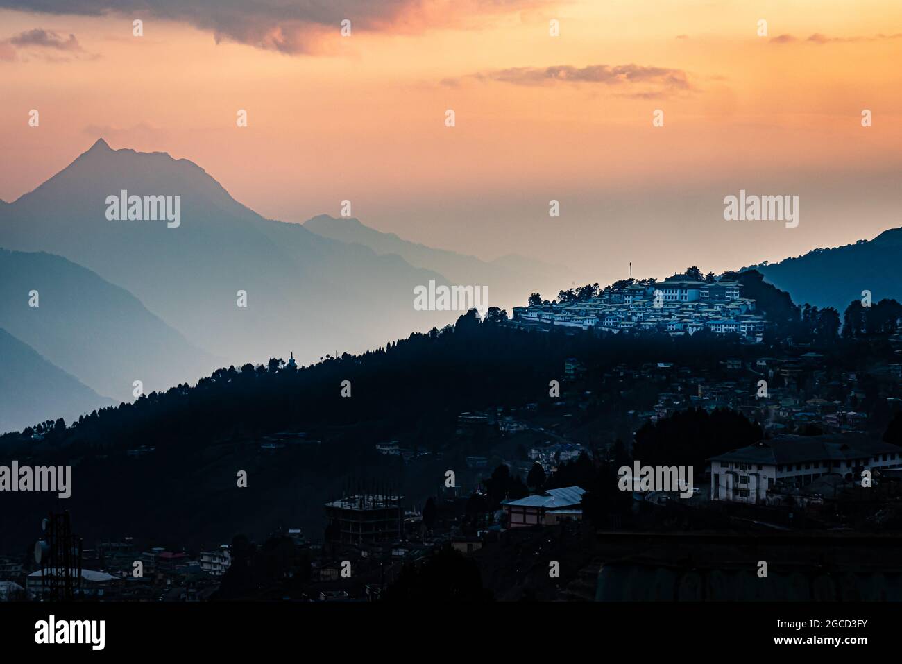 vue sur l'ancien monastère bouddhiste de tawang avec ciel orange et ombre de montagne depuis le sommet de la colline en soirée, l'image est prise à la statue de bouddha géant tawang aruna Banque D'Images