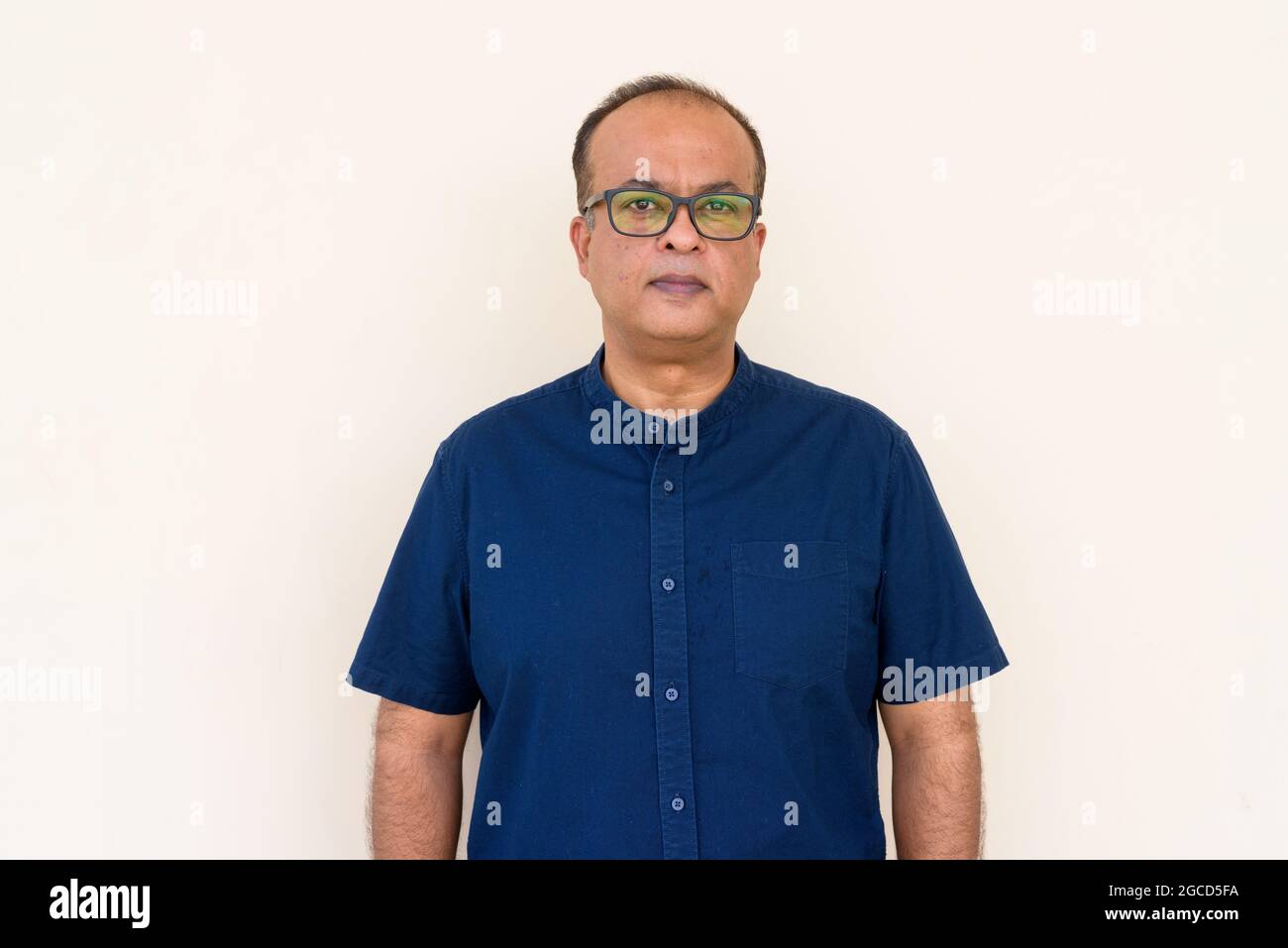 Portrait d'un Indien contre un mur plein à l'extérieur Banque D'Images