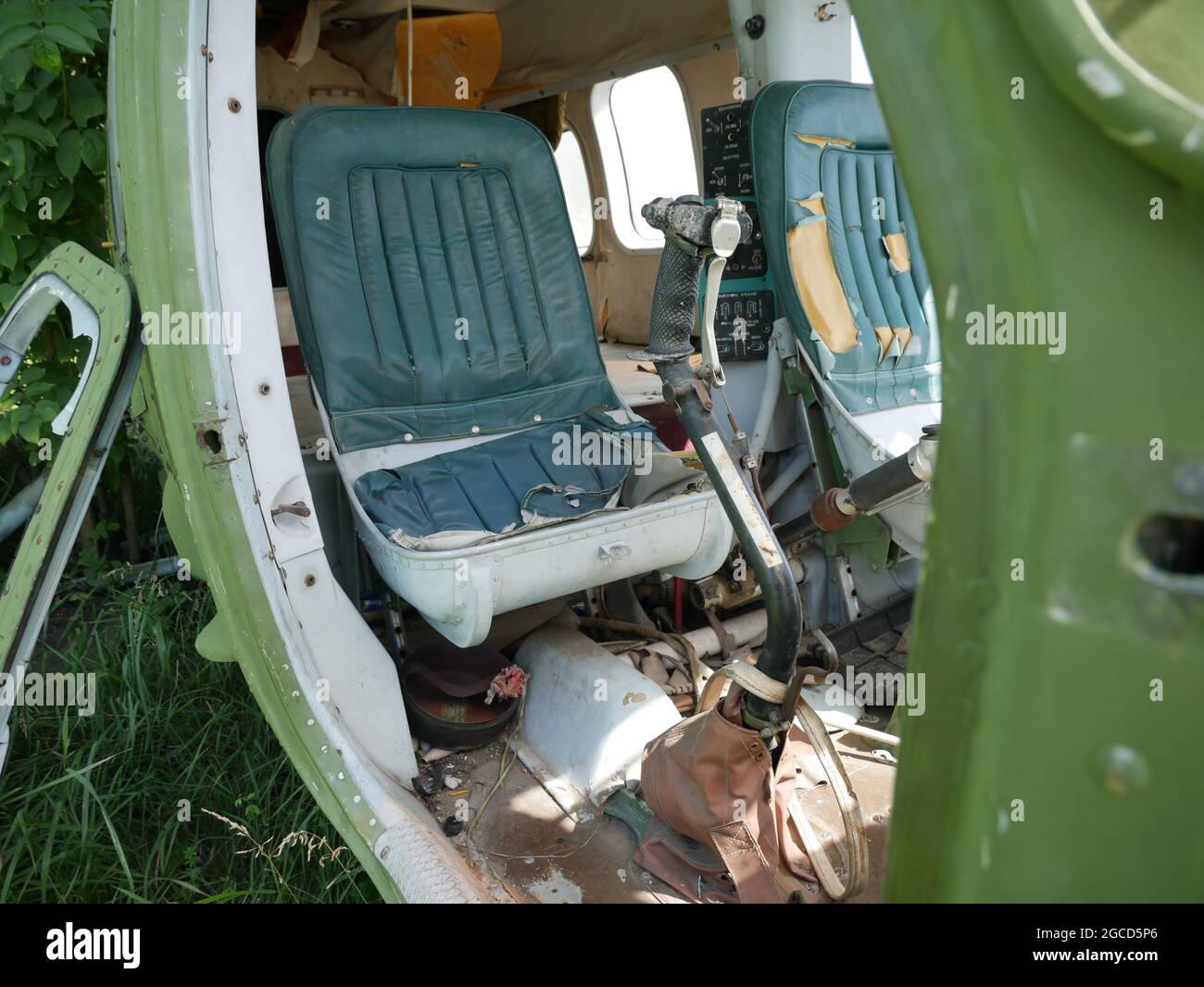 Ancien Hélicoptère Militaire Abandonné. Hélicoptère Vert Cassé Qui Ne Fonctionne Pas Image437925000