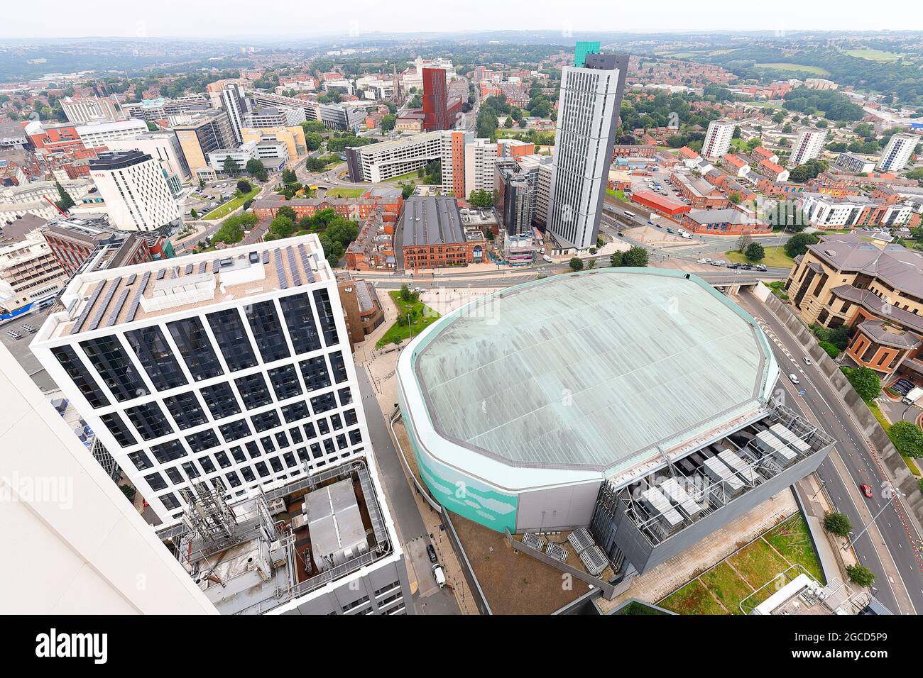 Vue sur First Direct Arena depuis le toit d'Altus House dans le centre-ville de Leeds Banque D'Images