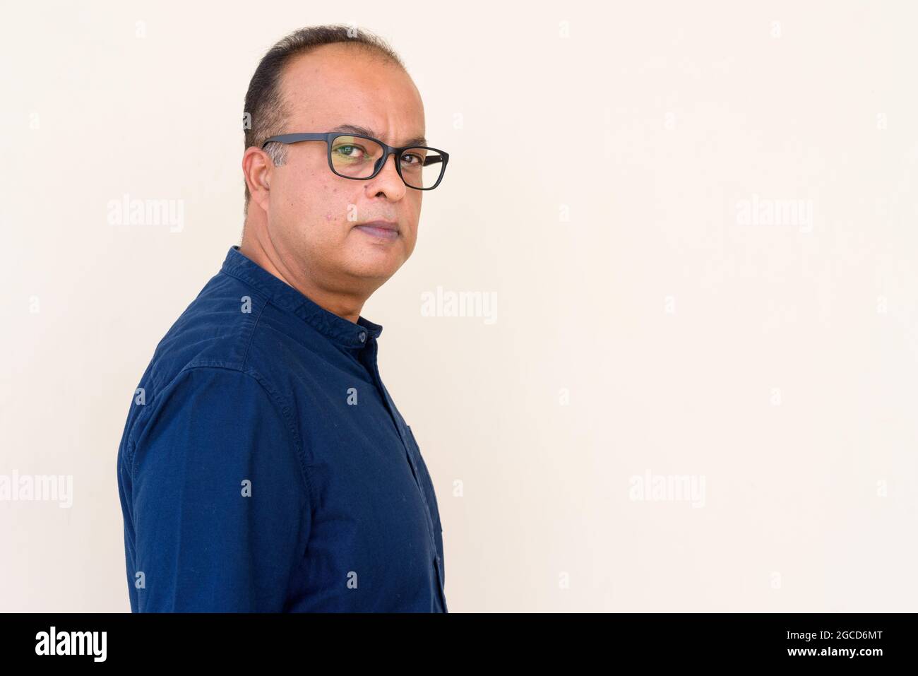 Portrait d'un Indien contre un mur plein à l'extérieur Banque D'Images