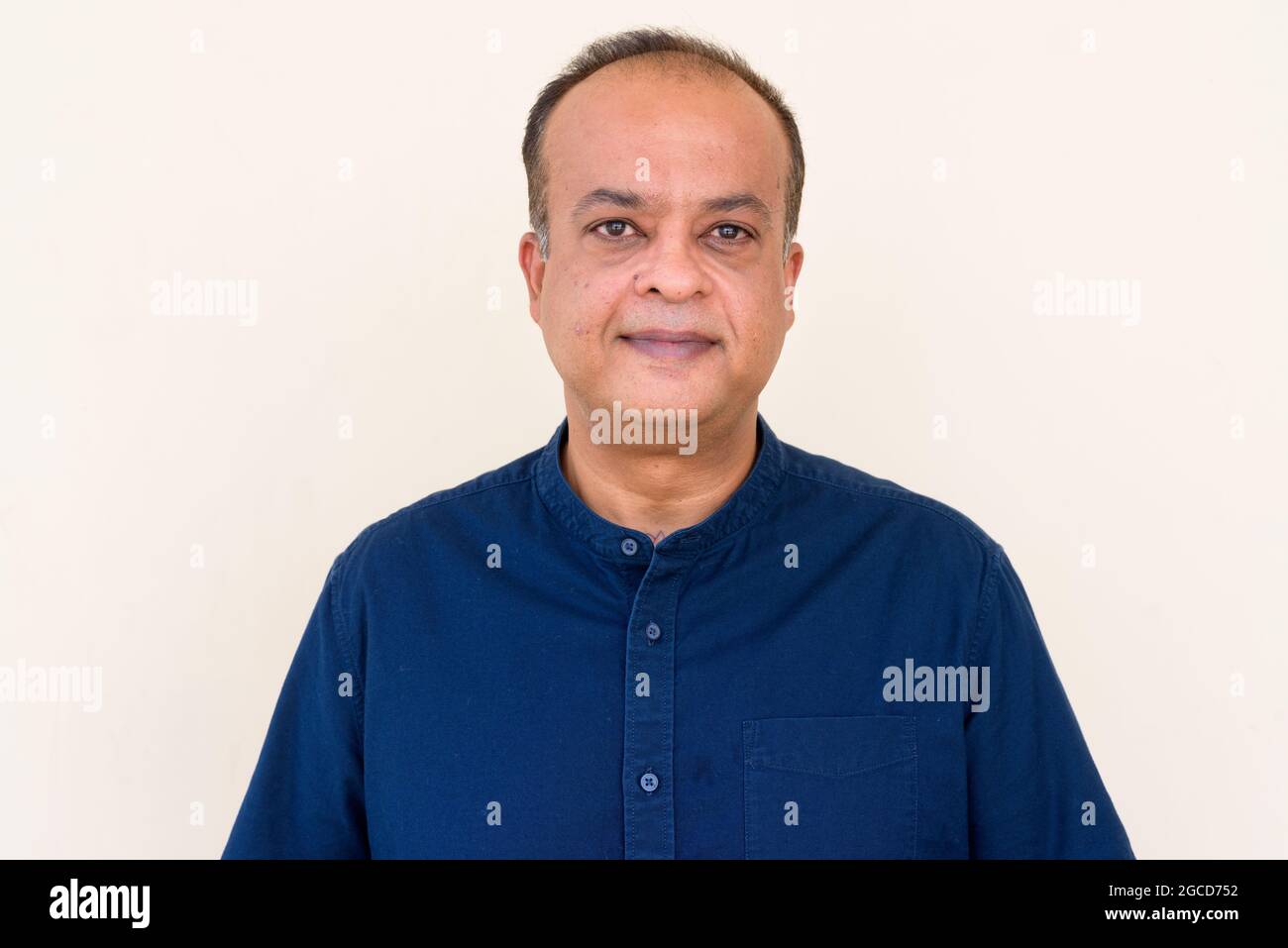 Portrait d'un Indien contre un mur plein à l'extérieur Banque D'Images