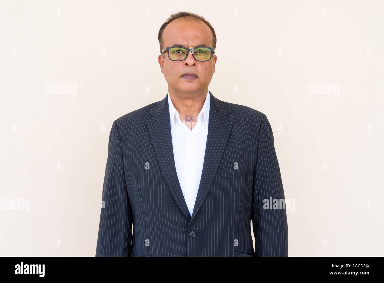 Portrait d'un homme d'affaires indien contre un mur plein air Banque D'Images