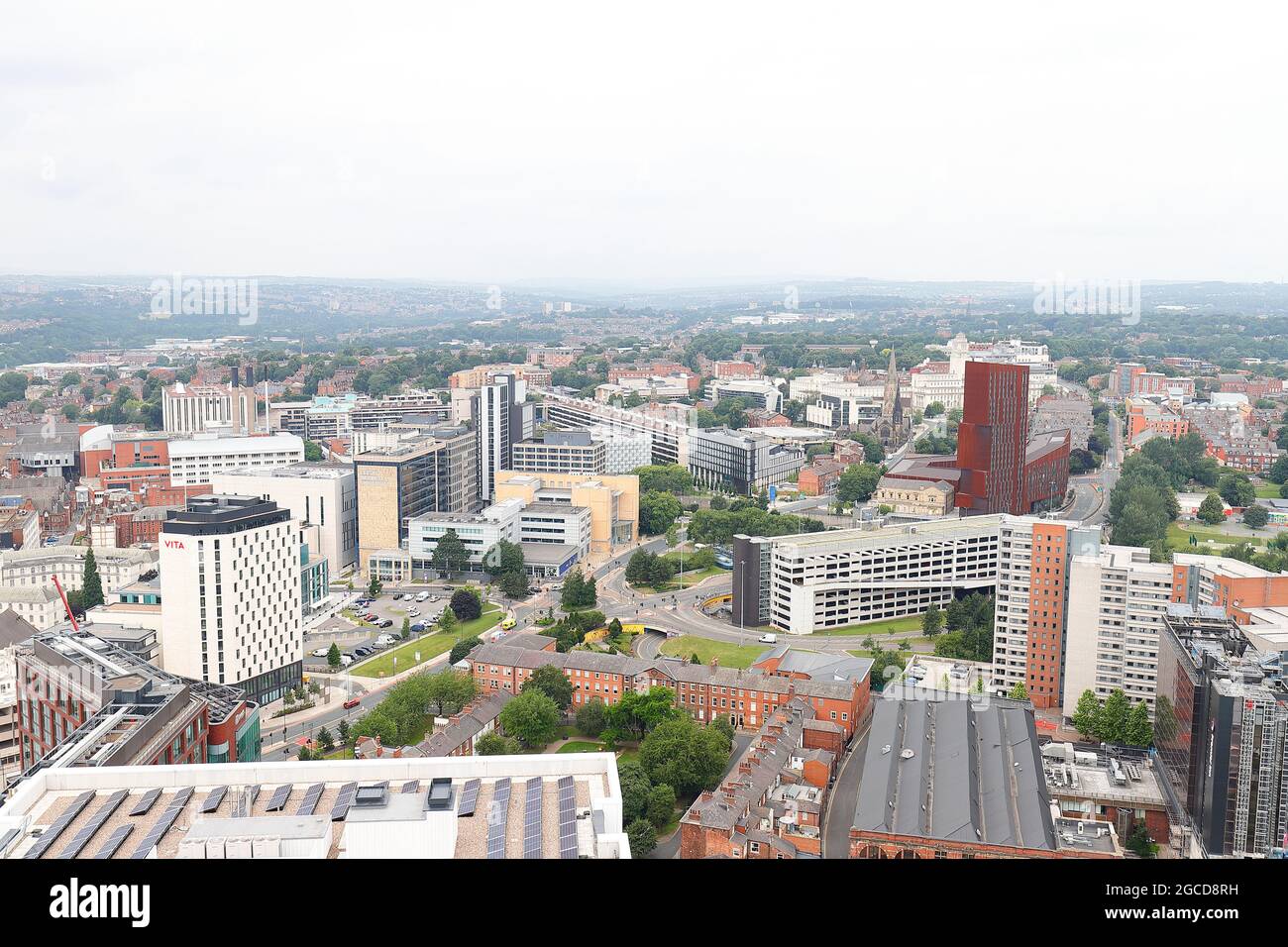 L'une des nombreuses vues sur le centre-ville de Leeds depuis le sommet du plus haut bâtiment du Yorkshire, « Altus House » Banque D'Images