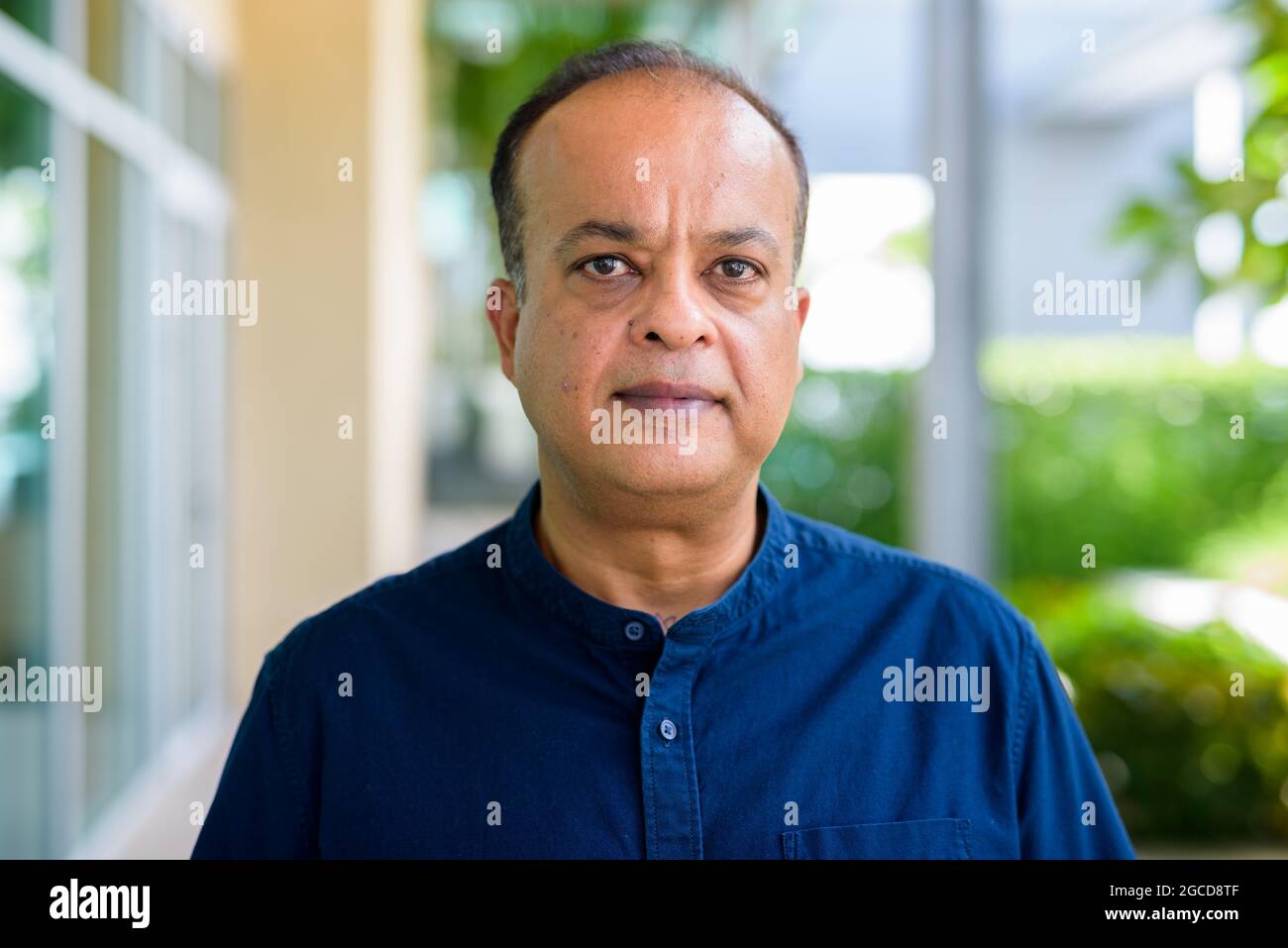 Portrait de l'Indien visage extérieur regardant l'appareil photo Banque D'Images