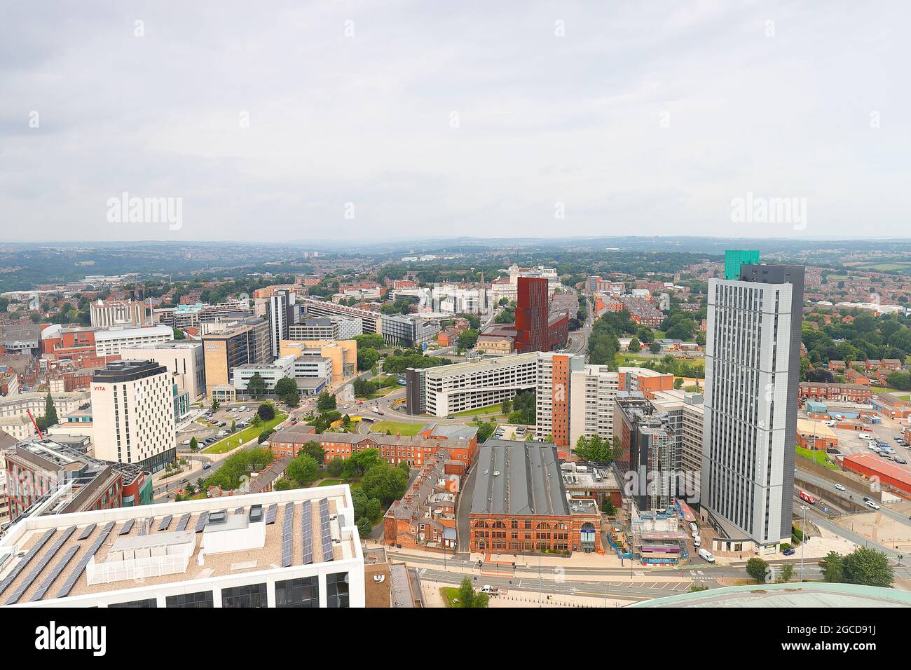 L'une des nombreuses vues sur le centre-ville de Leeds depuis le sommet du plus haut bâtiment du Yorkshire, « Altus House » Banque D'Images