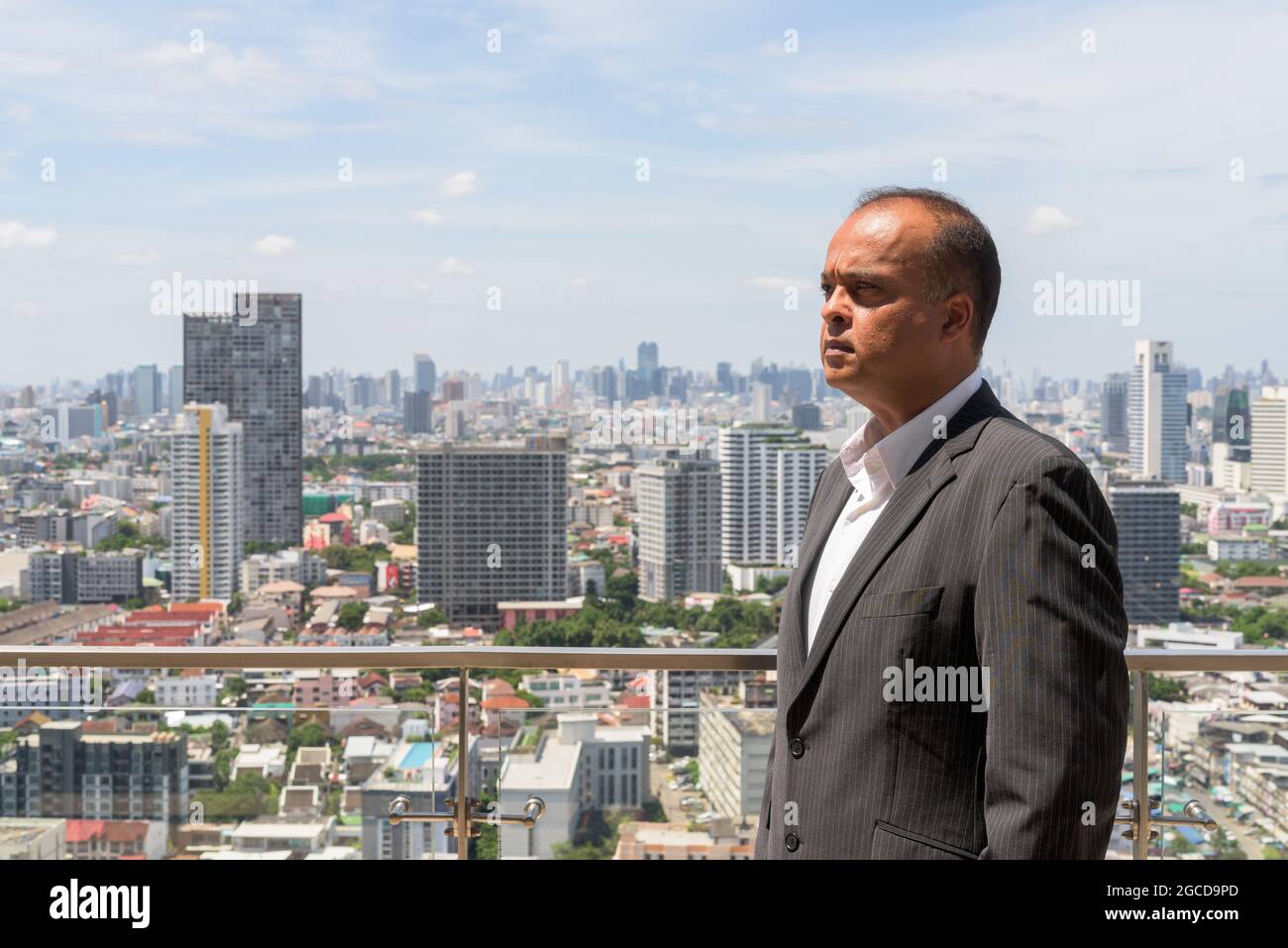 Portrait de l'homme d'affaires indien dans la ville de Bangkok, Thaïlande Banque D'Images