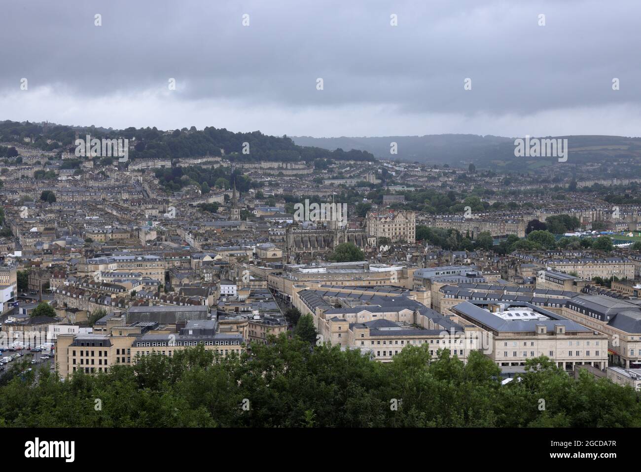 Bath, Royaume-Uni. 8 août 2021. Ciel gris et vents violents avec pluie tout au long de la matinée, qui devraient tourner au soleil plus tard. Crédit : Simon Carder/Alay Live News Banque D'Images