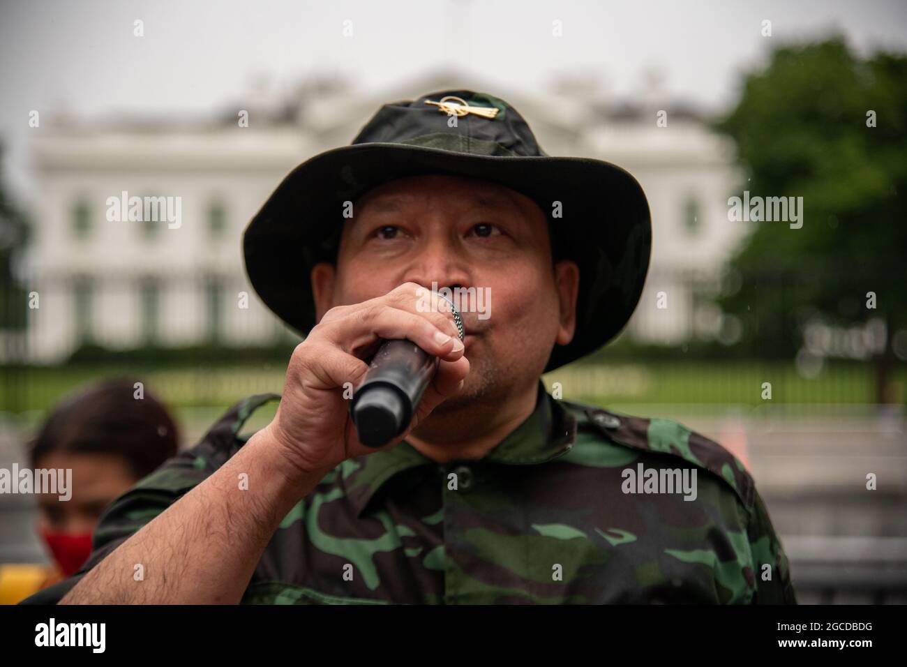 Un homme parle à la Marche Save Myanmar à Lafayette Square à Washington, D.C., le 7 août 2021. Les manifestants se sont rassemblés pour appeler au retour de la démocratie au Myanmar et à la reconnaissance du gouvernement d'unité nationale, et ont défilé au National Mall. (Photo de Matthew Rodier/Sipa USA) Banque D'Images