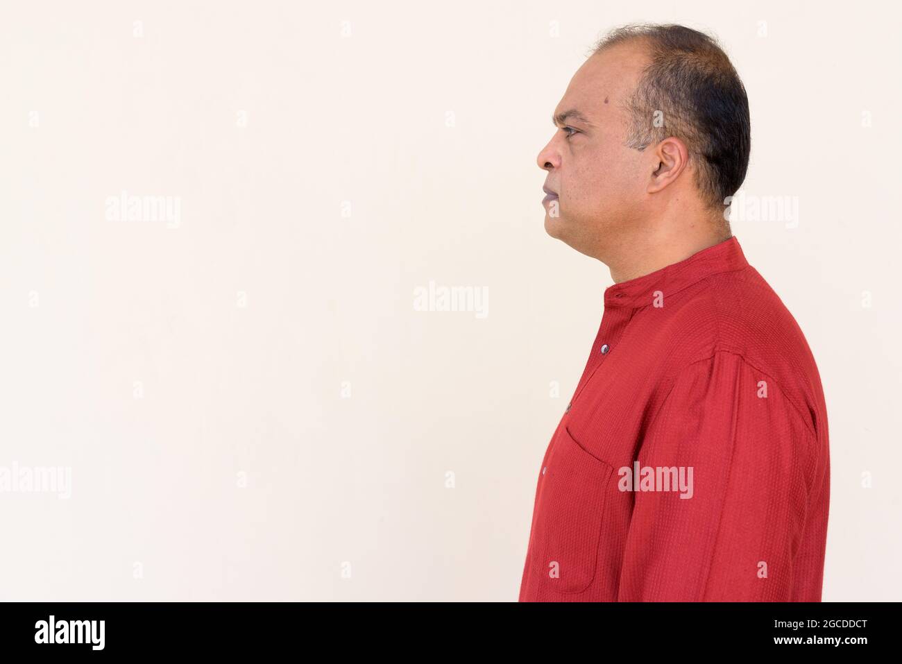 Vue de profil de l'homme indien portant des vêtements traditionnels contre le mur Uni à l'extérieur Banque D'Images