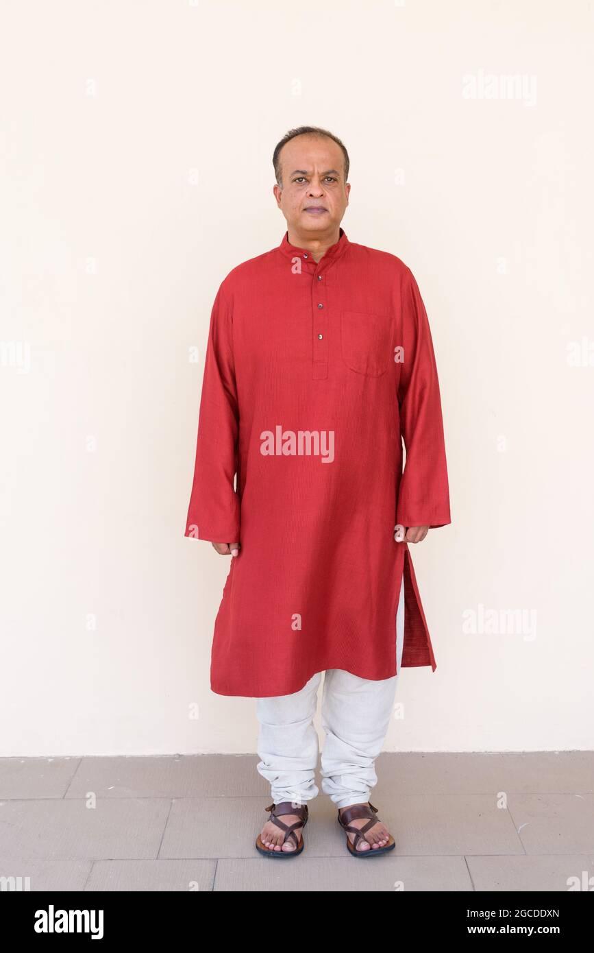 Pleine longueur ortrait de l'homme indien portant des vêtements traditionnels Banque D'Images