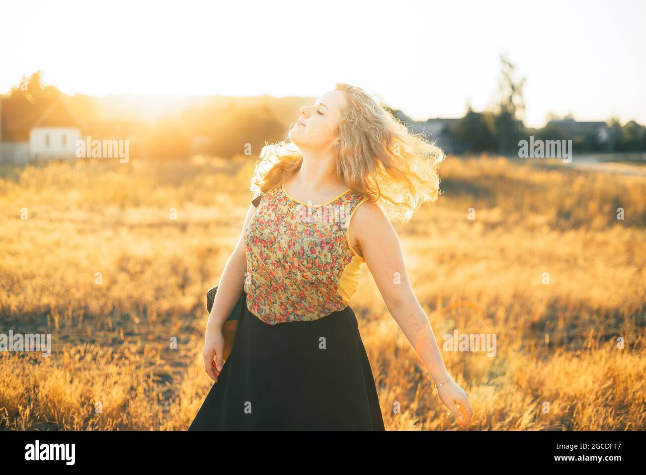 Jeune jolie plus taille caucasien heureux sourire riant fille dansant dans Summer Meadow. Amusement Profitez de la nature d'été en plein air. Banque D'Images