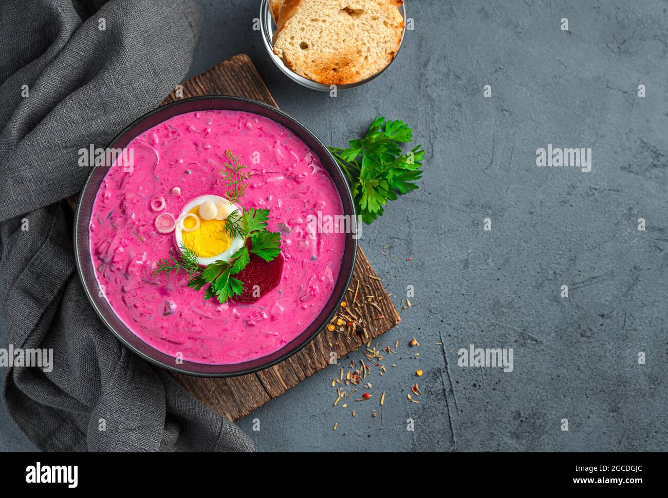 Soupe de betteraves aux herbes et aux œufs. Soupe d'été saine. Banque D'Images