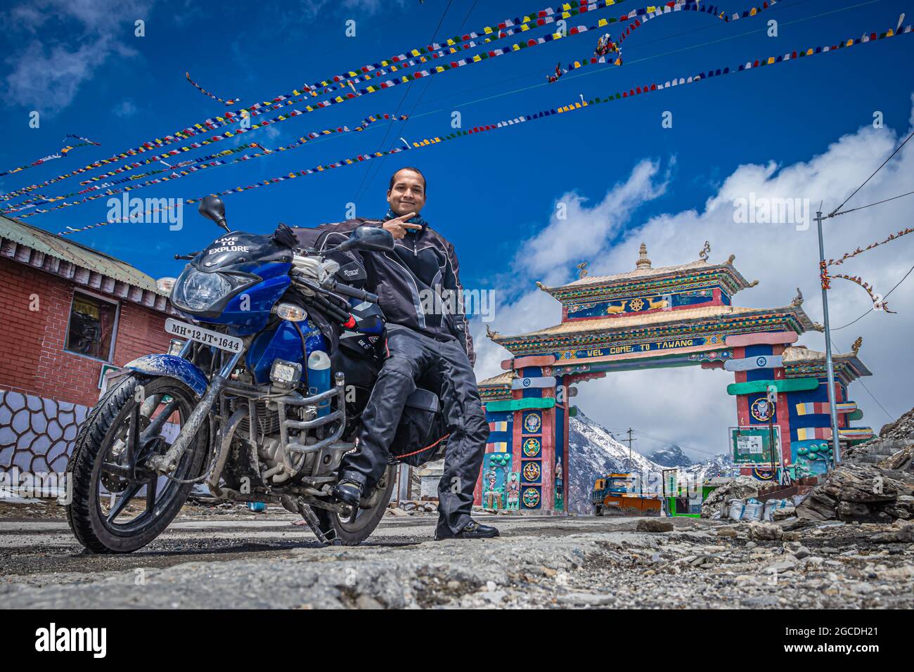 Jeune homme vélo rider avec son vélo chargé au col de montagne à la journée à partir de l'image de bas angle est prise à sela Pass tawang arunachal pradesh inde le 08 avril Banque D'Images