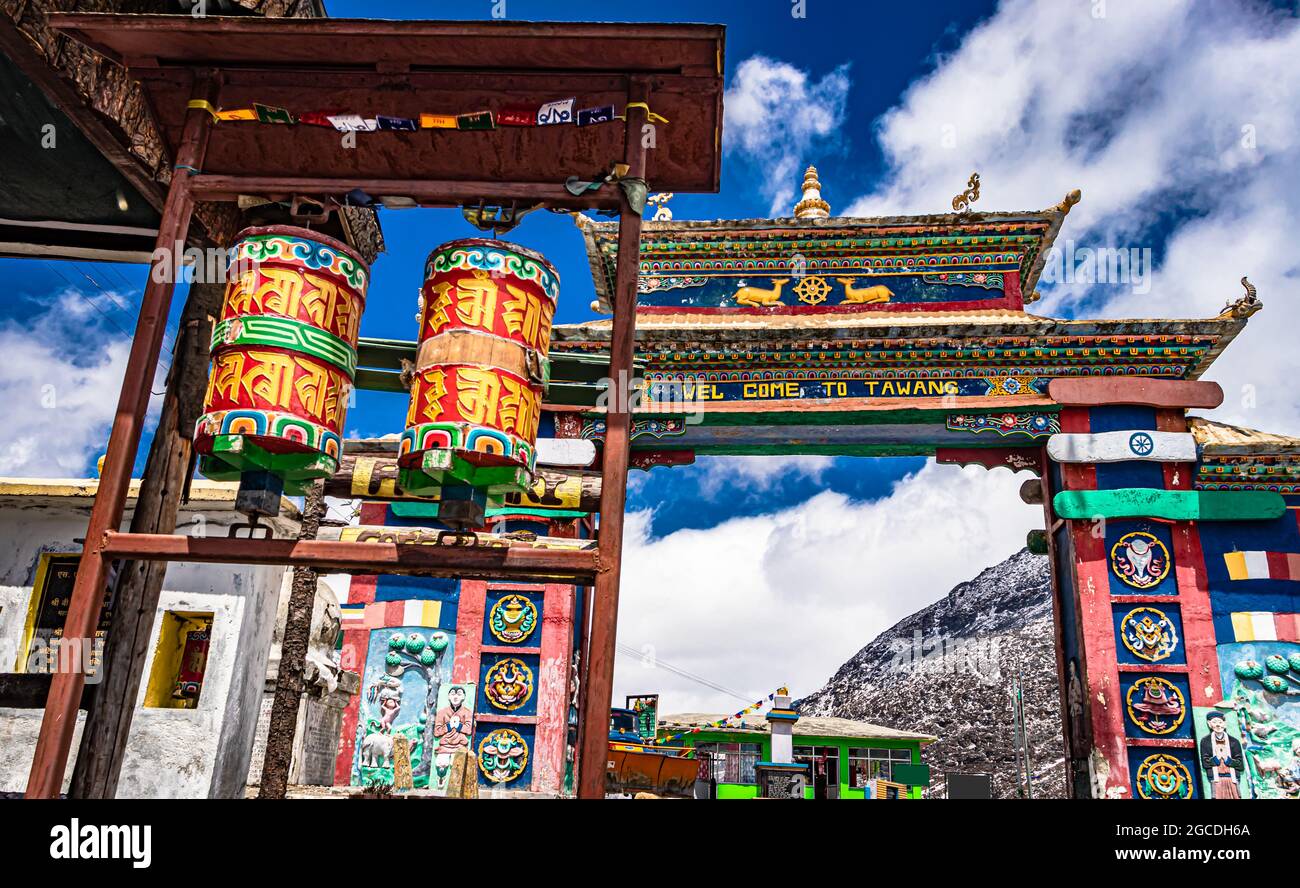 la porte d'entrée artistique bouddhiste décorée de la ville avec des roues religieuses et un ciel bleu clair le matin est prise à sela pass tawang arunachal prade Banque D'Images