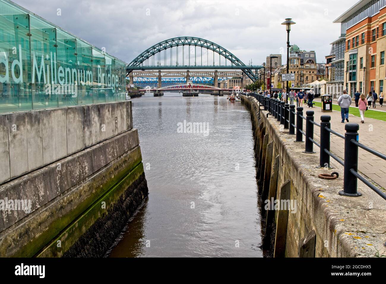 Vue sur la rivière aux ponts Tyne à Newcastle depuis le pont Millenium de Gateshead à Tyne et Wear, dans le nord-est de l'Angleterre Banque D'Images