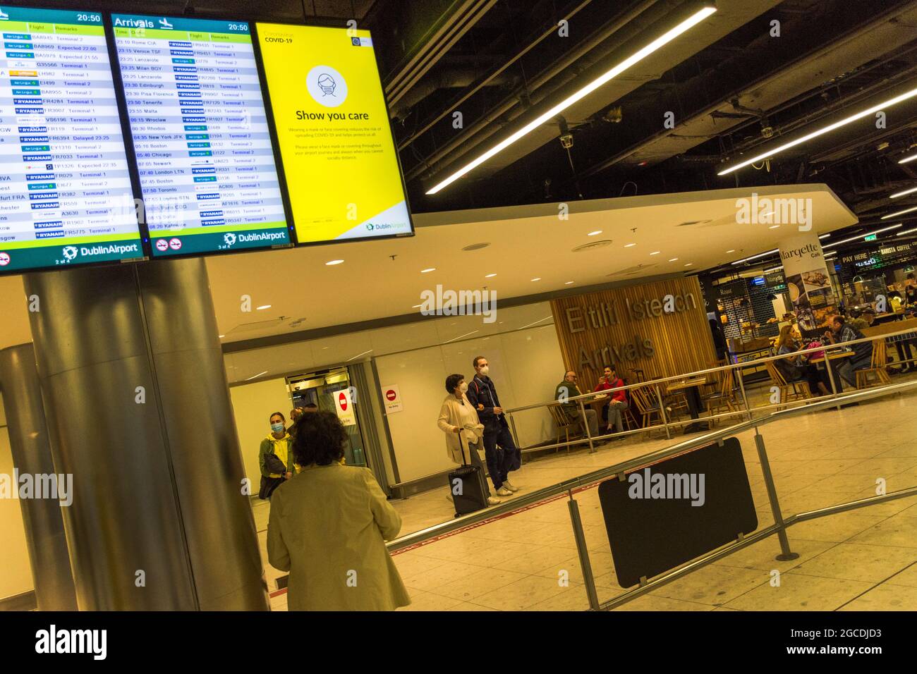 Les passagers portant un masque arrivent à l'aéroport de Dublin, terminal 1, pendant la pandémie de Covid19, en Irlande. Banque D'Images