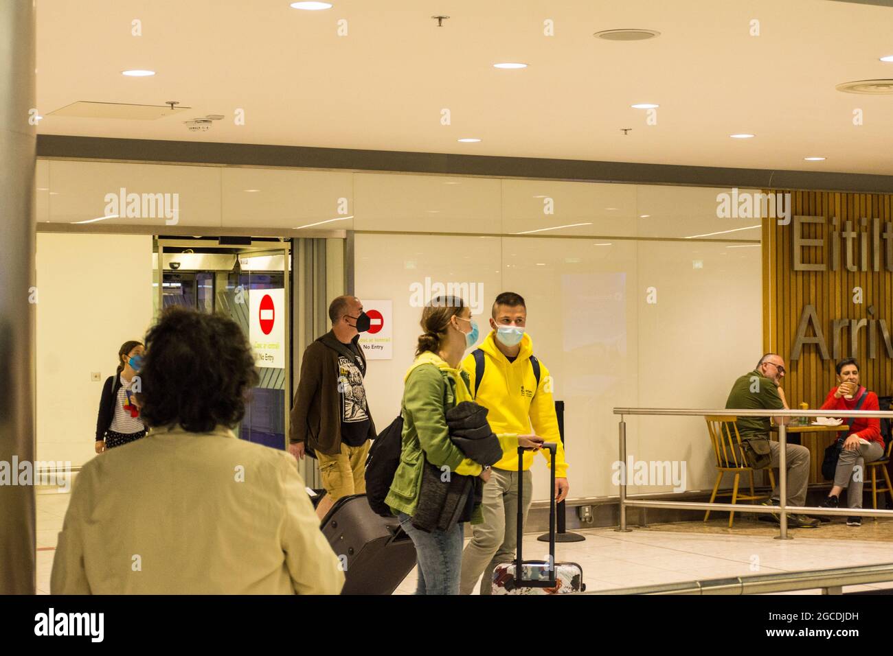 Les passagers portant un masque arrivent à l'aéroport de Dublin, terminal 1, pendant la pandémie de Covid19, en Irlande. Banque D'Images